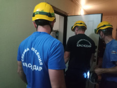 20.08.2025 спасатели Службы спасения  г. Краснодара вскрыли входную дверь квартиры на ул. Бигдая 11, в которой находился маленький ребёнок.